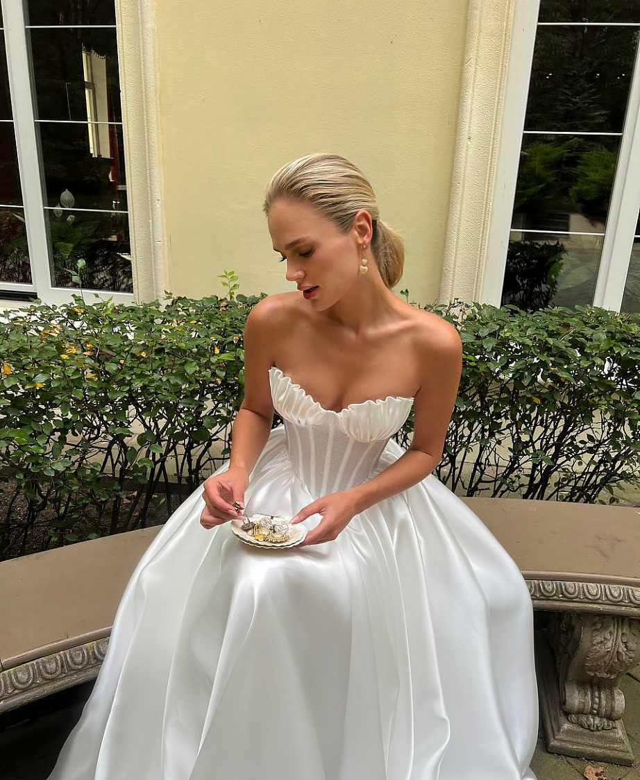 Свадебное платье с красивой драппировкой по чашкам фото