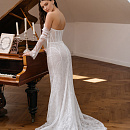 Кружевное свадебное платье c с декором из бус по корсету фото