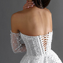 Свадебное платье с роскошной расшивкой и рукавами фото