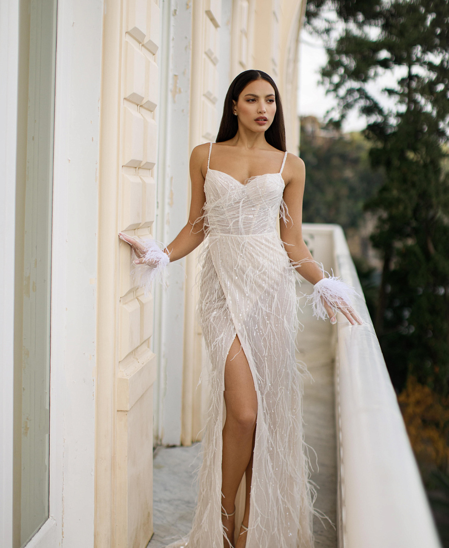 Свадебное платье с перьями фото