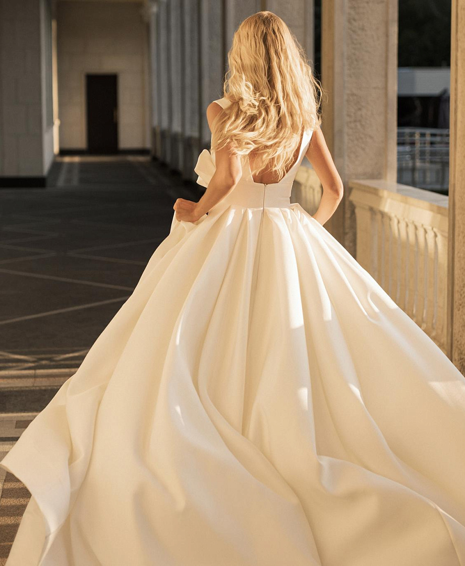 Атласное свадебное платье с бантом фото