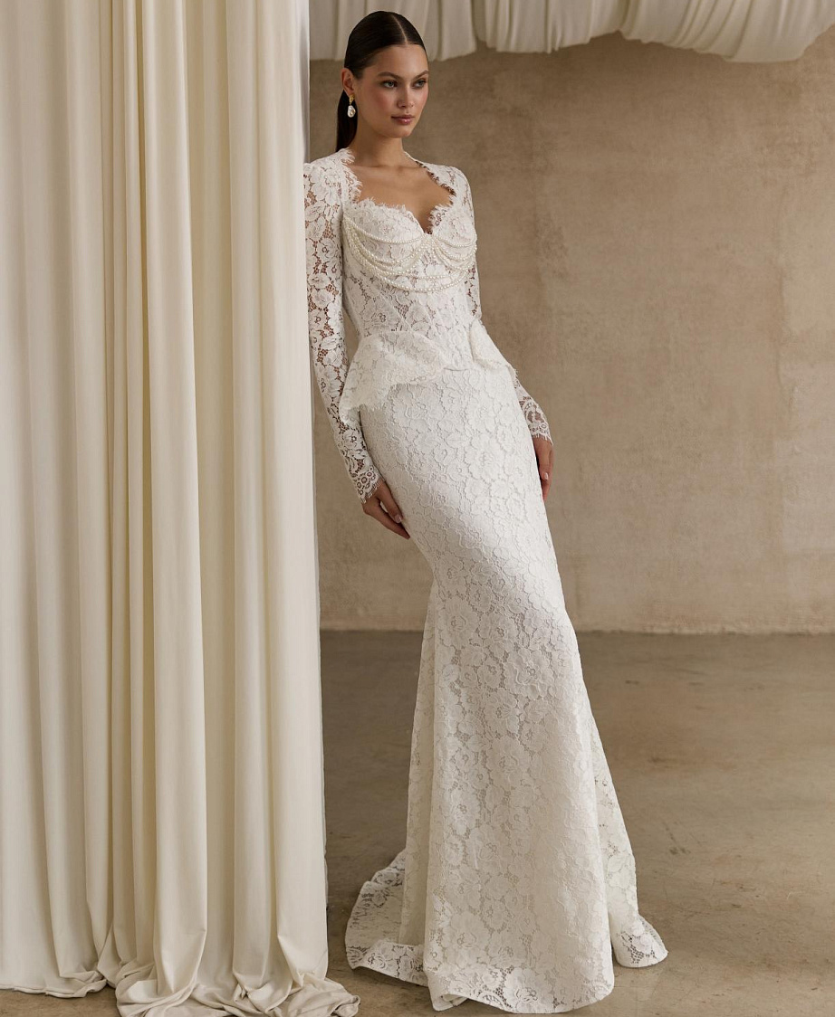 Кружевное свадебное платье с баской фото