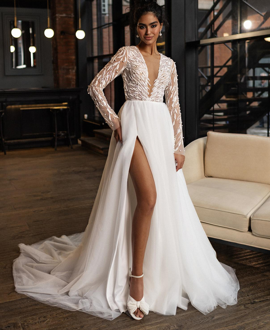 Свадебное платье с рукавами и юбкой из фатина фото