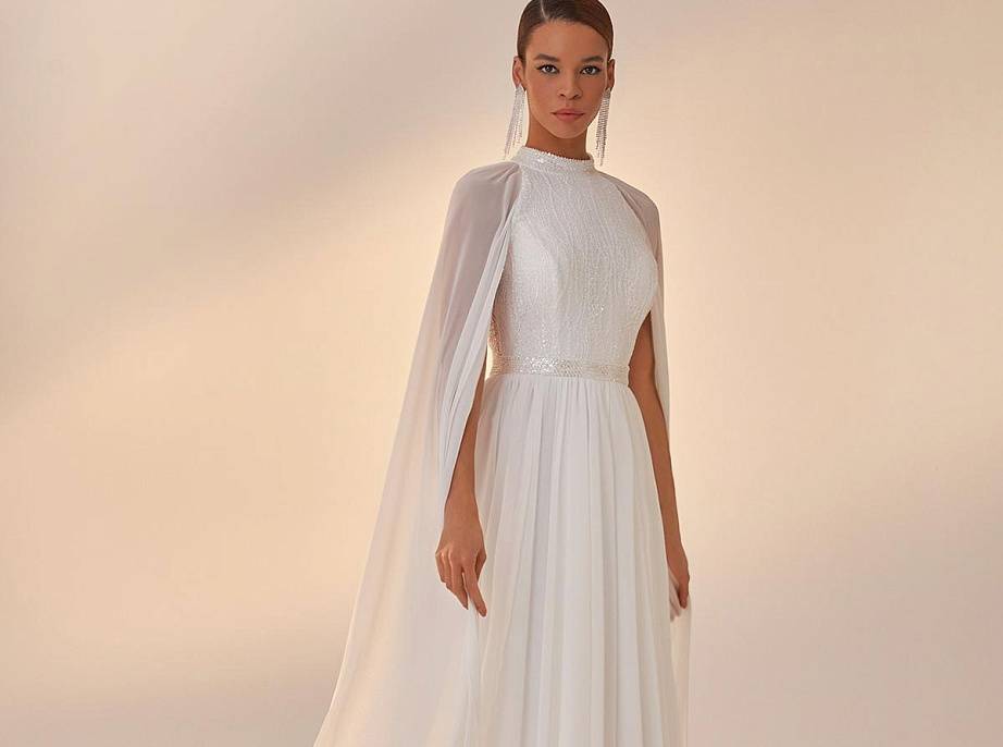 Струящееся свадебное платье с крылышками из шифона фото