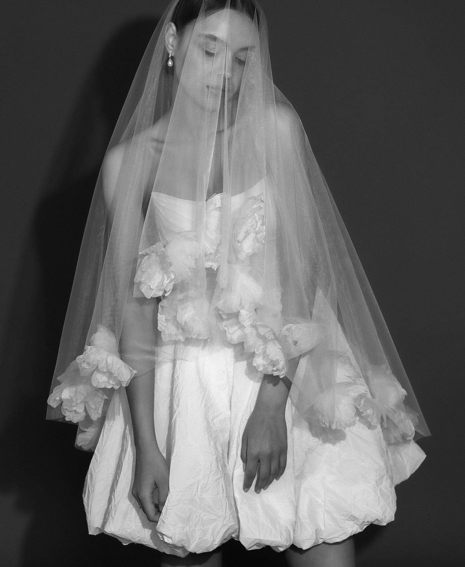 Стильное короткое свадебное платье из тафты фото