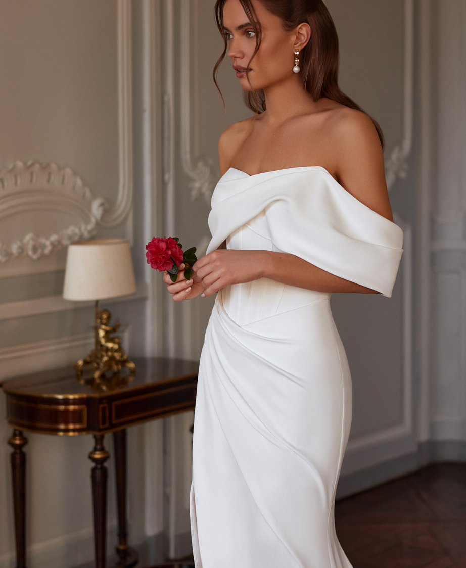 Лакониченое свадебное платье на корсете фото