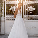 Сверкающее платье с декольте и открытой спиной фото