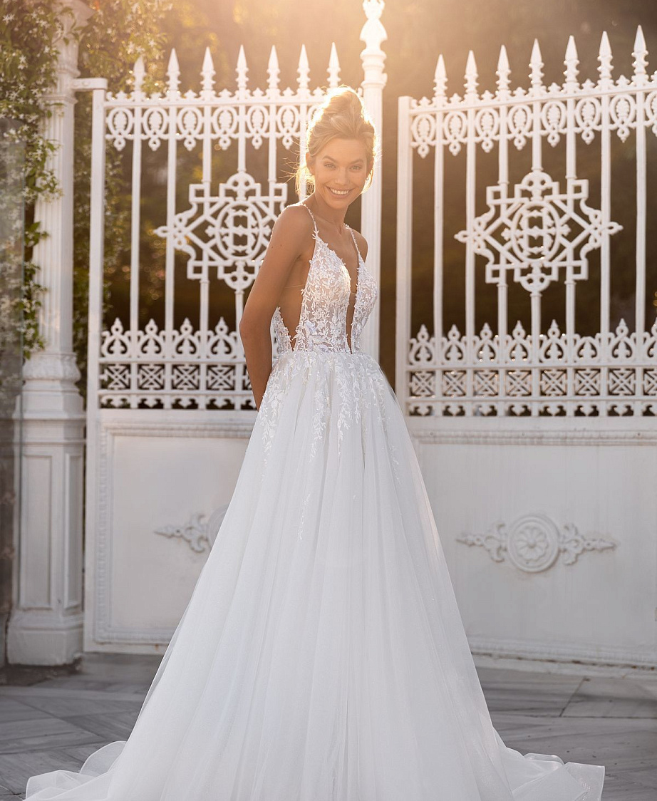 Сверкающее платье с декольте и открытой спиной фото