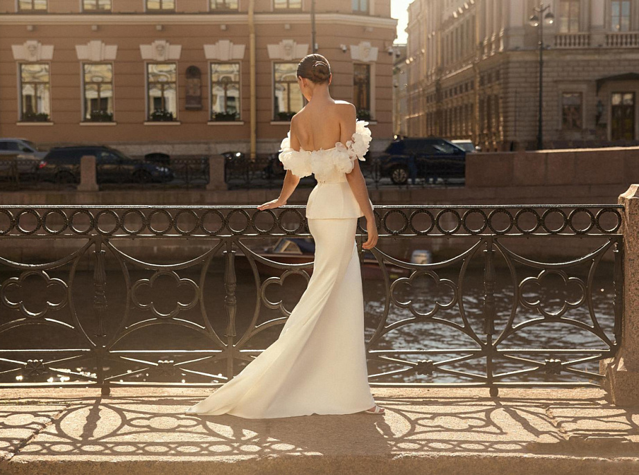 Свадебное платье с баской и цветочными бретелями фото