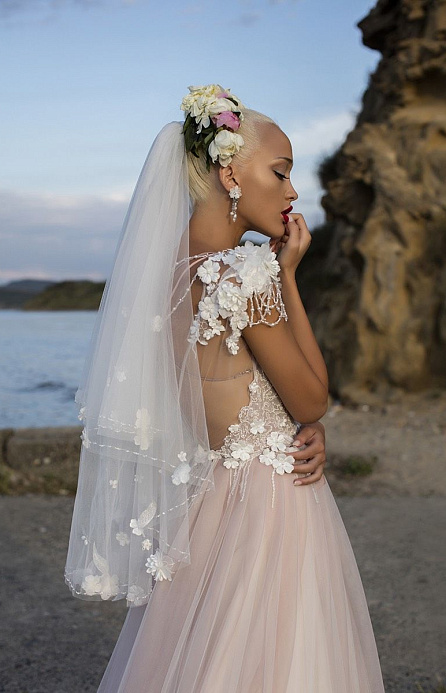 Свадебная фата украшенная цветами фото