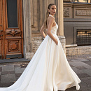 Атласное свадебное платье с воротником-стойка фото