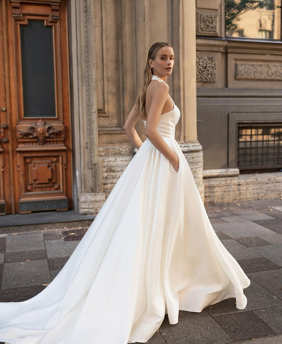 Атласное свадебное платье с воротником-стойка фото