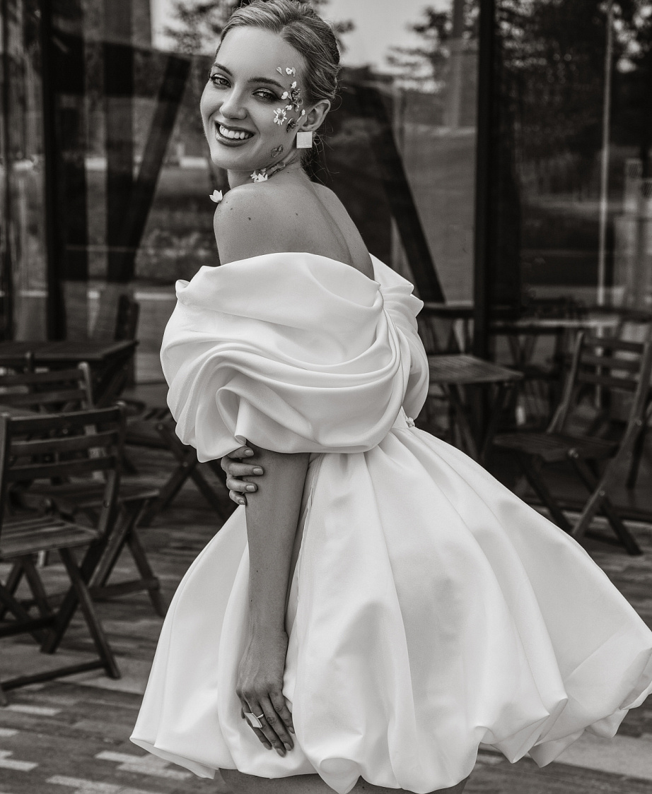 Свадебное платье мини силуэта баллон фото