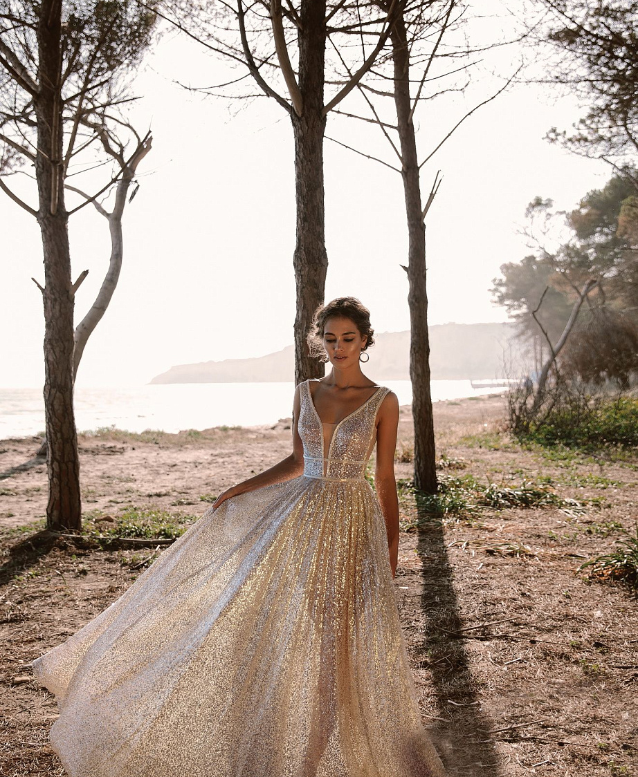 Блестящее золотое свадебное платье фото