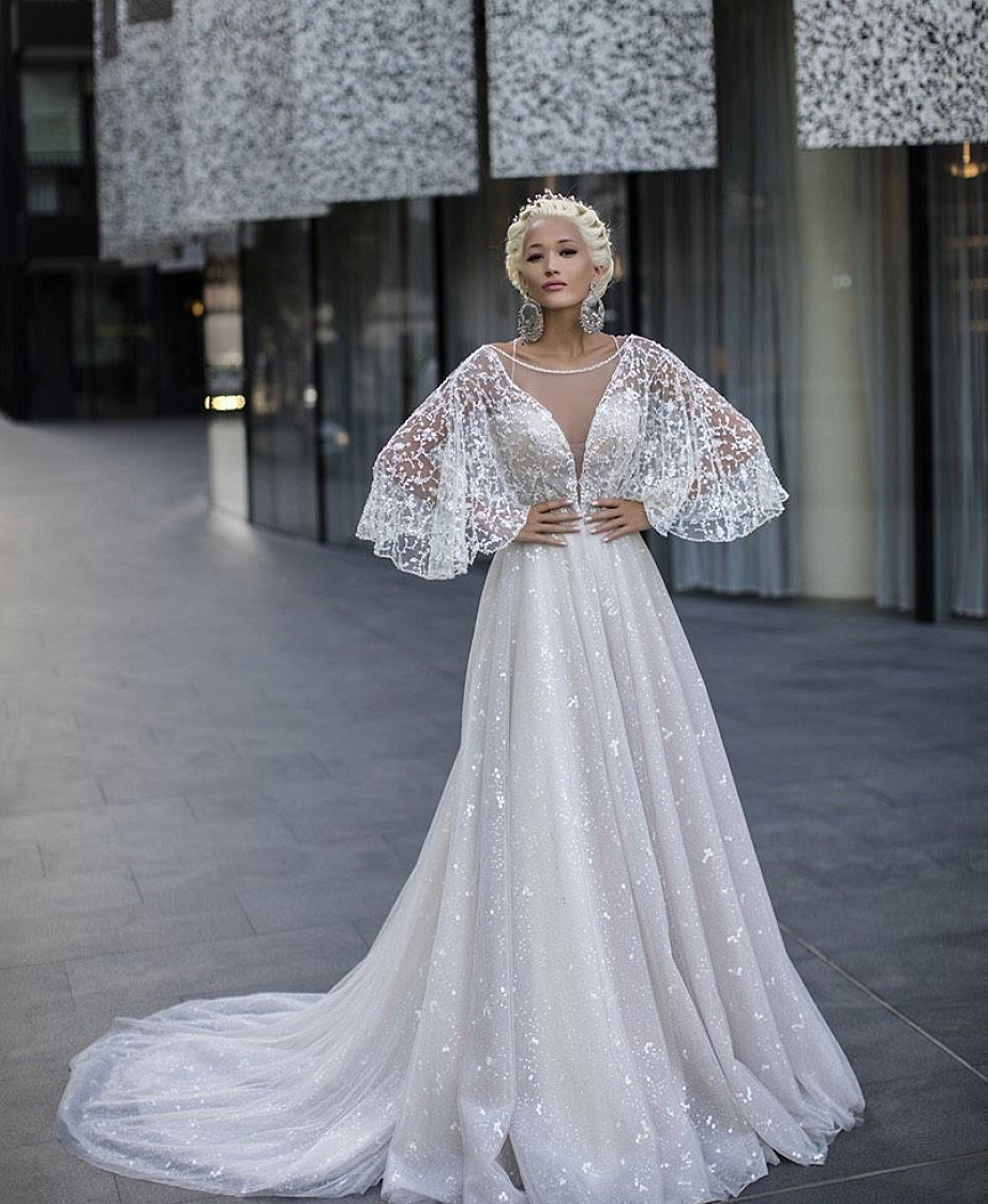 Мерцающее свадебное платье с объемными рукавами фото