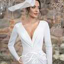 Лаконичное свадебное платье с руквами и V-вырезом фото