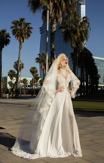 Кружевная свадебная фата с золотой нитью фото