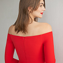 Красное вечернее платье миди с открытыми плечами фото