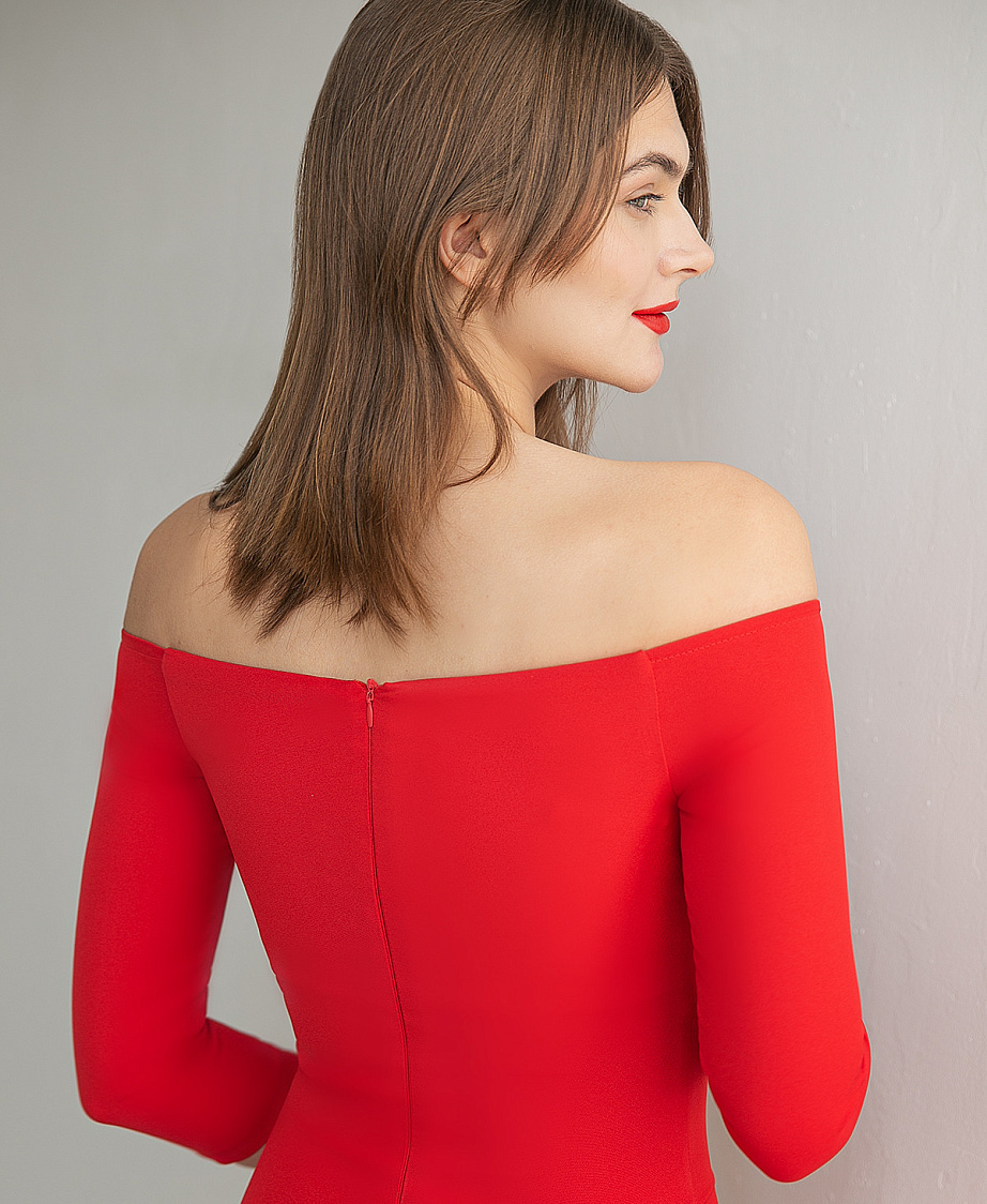 Красное вечернее платье миди с открытыми плечами фото