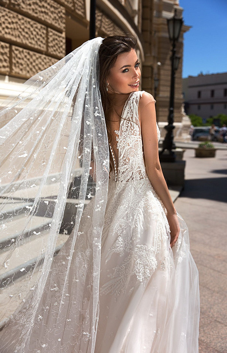 Свадебная фата расшитая сверкающими пайетками фото