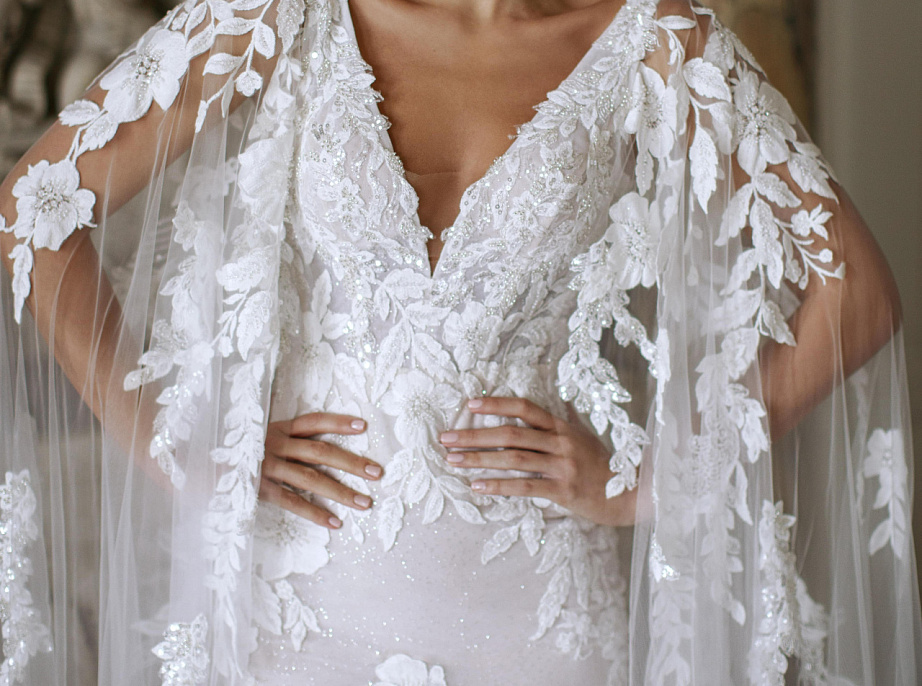 Кружевное свадебное платье со съемными крыльями фото