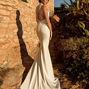 Атласная русалка по горлышко с роскошным украшением на плечах фото