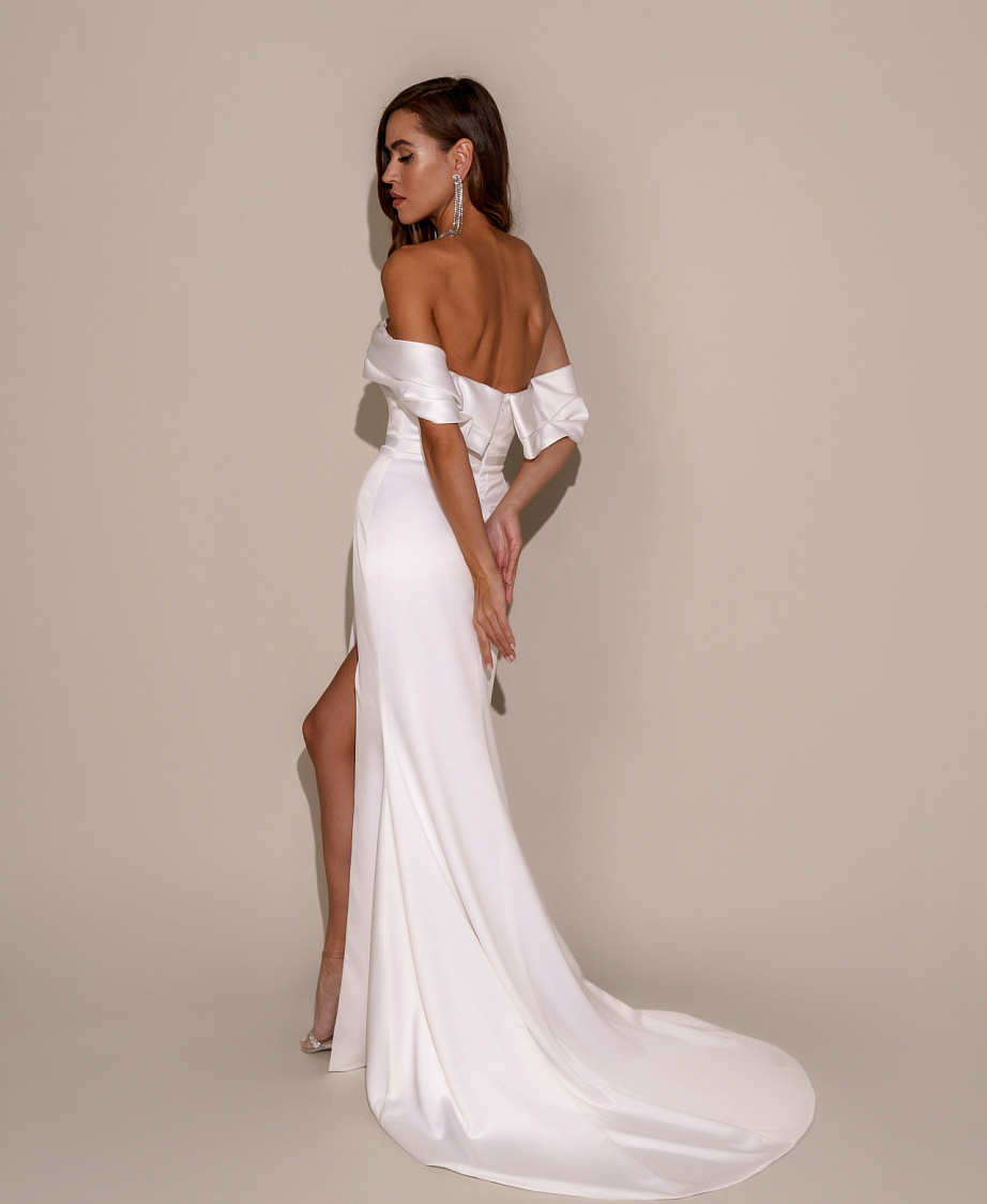Атласное свадебное платье с разрезом и спущенными плечами фото