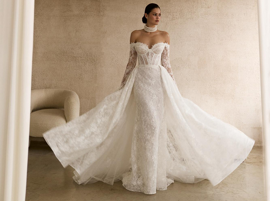 Кружевное свадебное платье с рукавами и съемным шлейфом фото