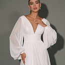 Шифоновое свадебное платье с декольте и рукавами фото