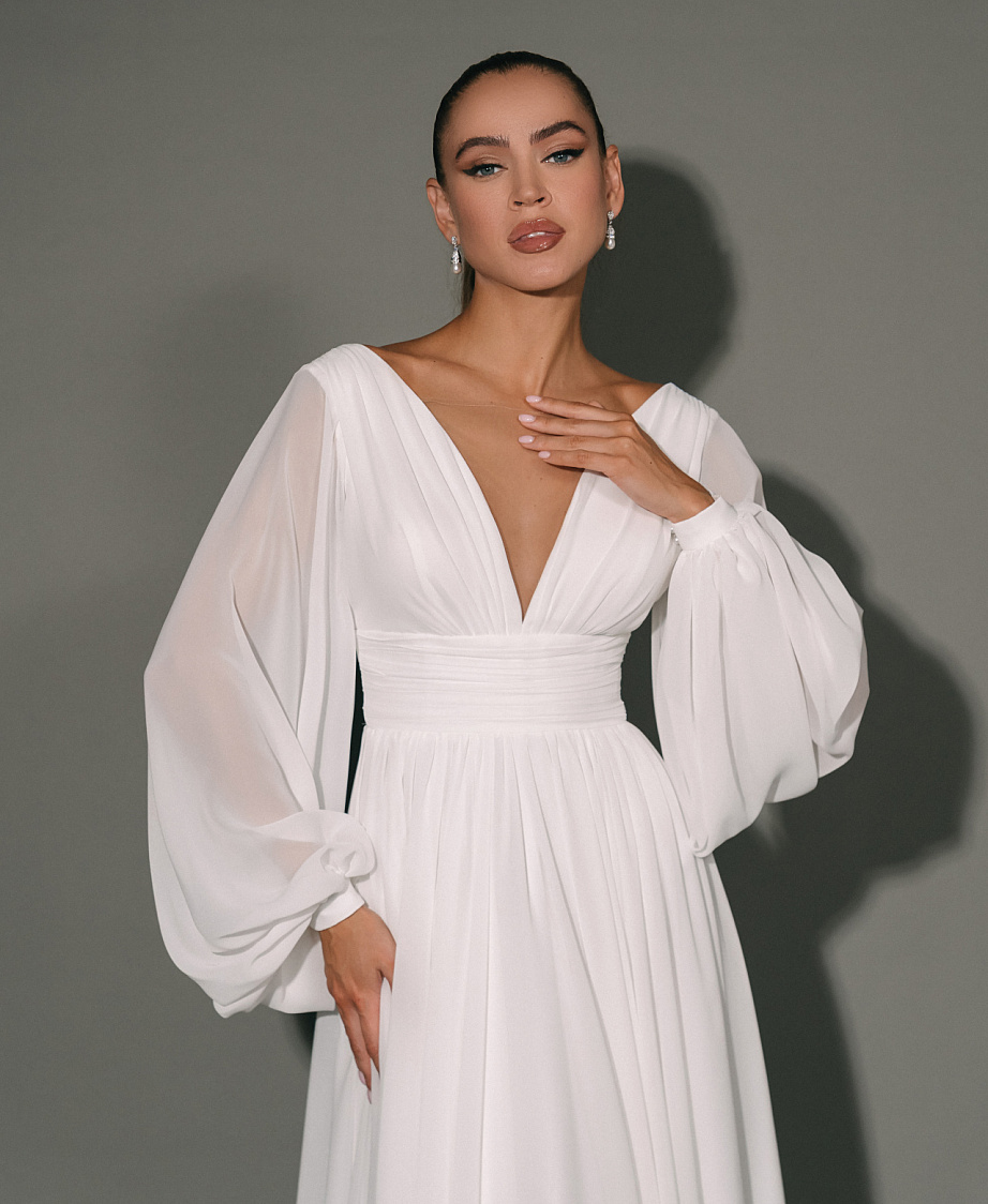 Шифоновое свадебное платье с декольте и рукавами фото