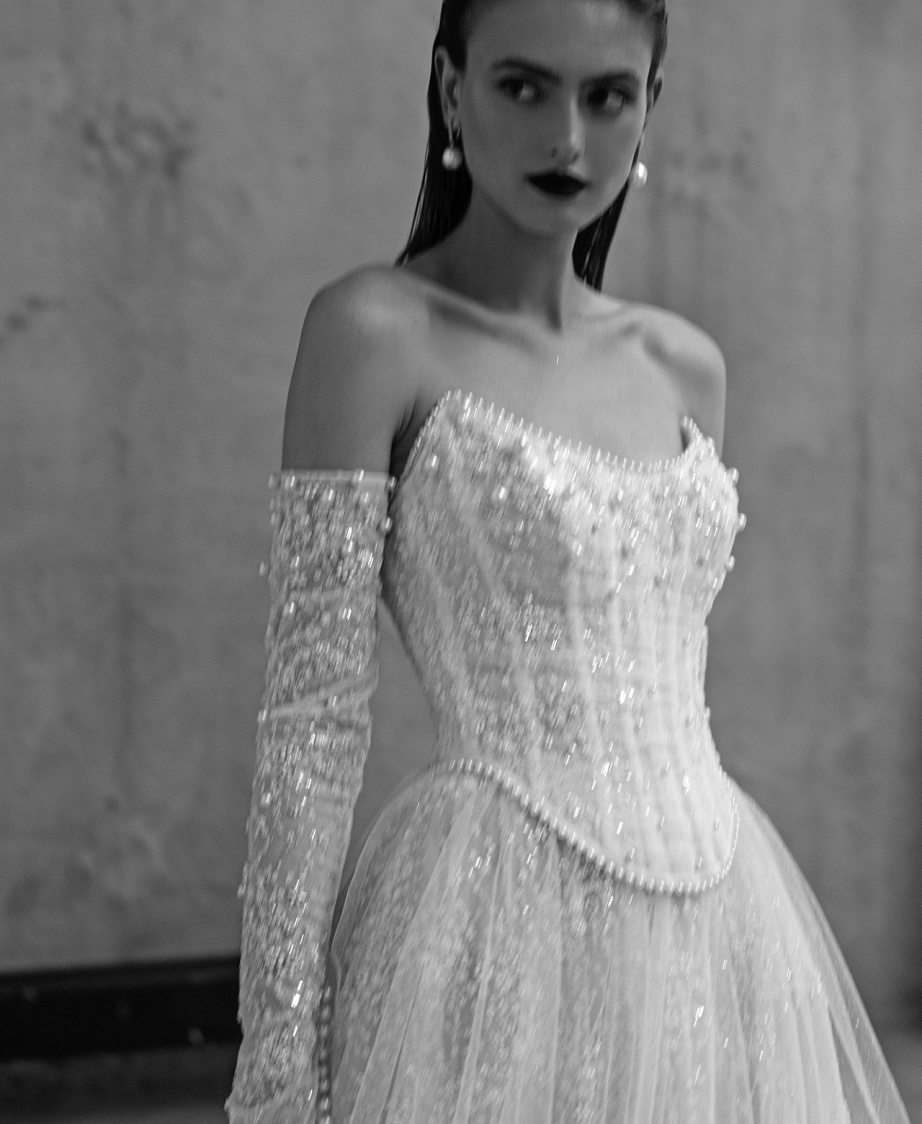 Роскошный расшитый свадебный комплект с корсетом фото