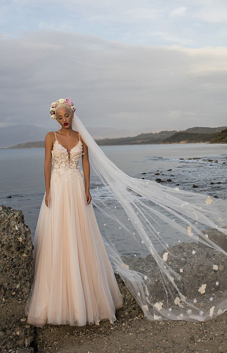 Свадебная фата расшитая объемными цветами фото