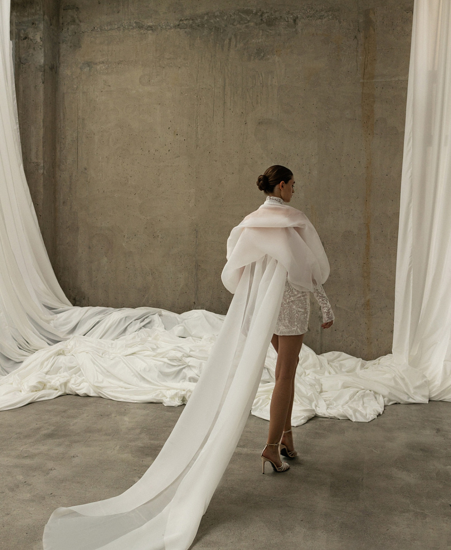 Короткое свадебное платье с чокером фото