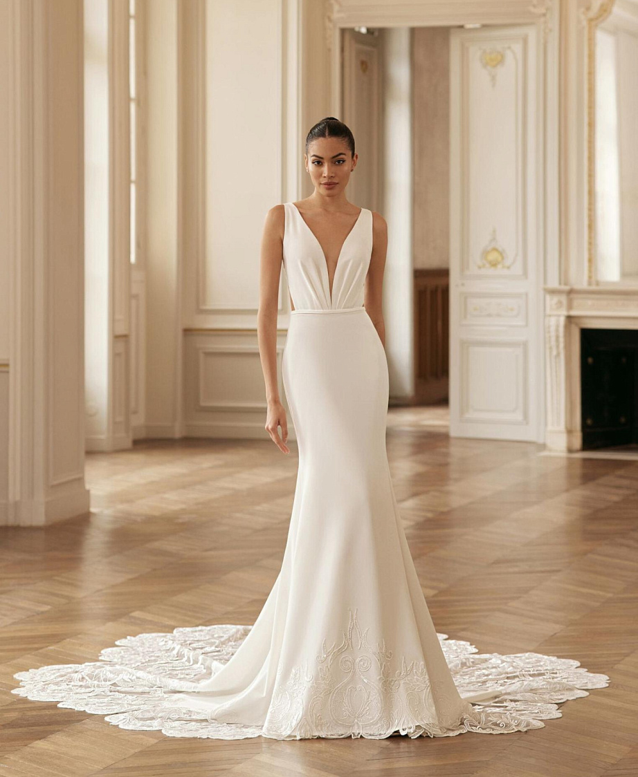 Лаконичное свадебное платье рыбка с кружевным шлейфом фото