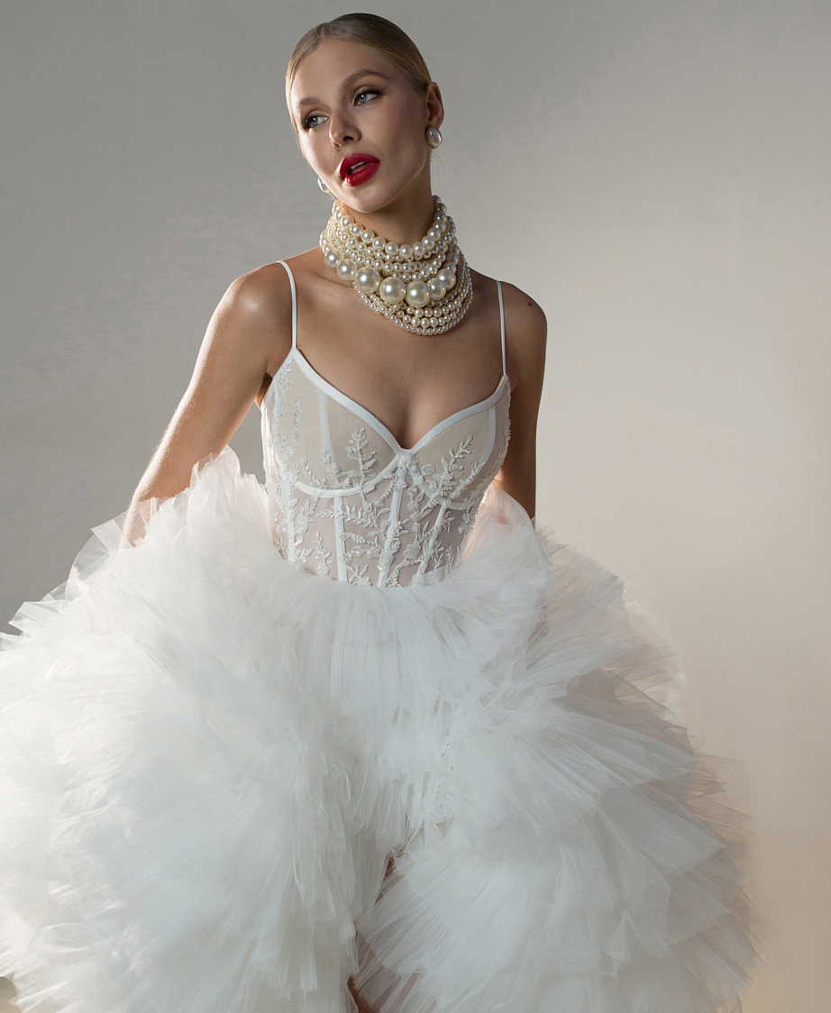 Свадебное платье с многоярусной юбкой и кружевом на корсете фото