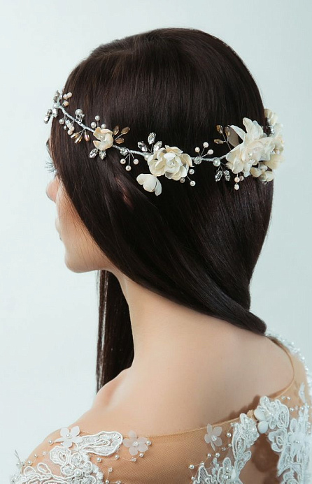Венок для волос с бежевыми цветами фото