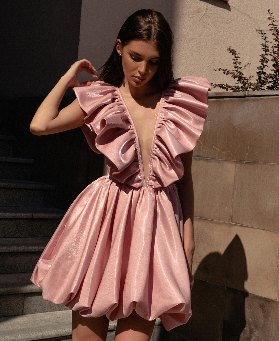 Пудровое вечернее платье-баллон фото