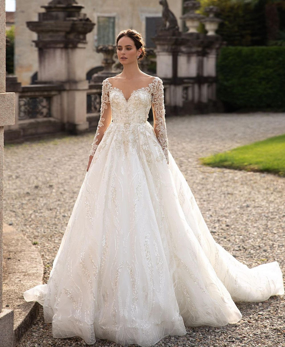 Свадебное платье с кружевными рукавами, расшитое жемчугом и стеклярусом фото