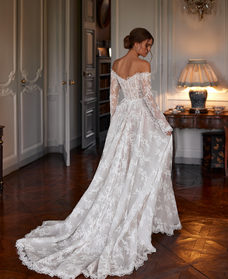 Кружевное свадебное платье с рукавами и шлейфом фото
