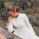 Белый жакет с длинным рукавом