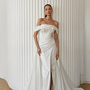 Атласное свадебное платье со съемным шлейфои и декором из жемчуга фото