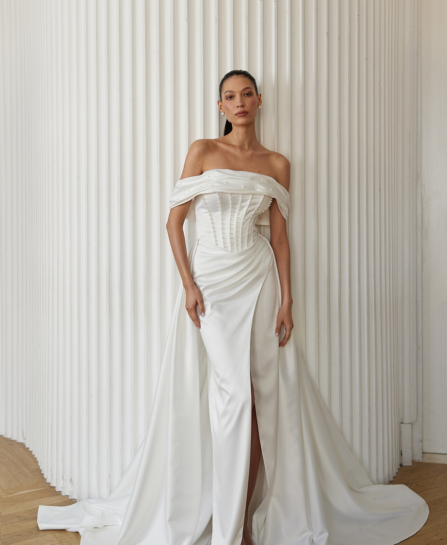 Атласное свадебное платье со съемным шлейфои и декором из жемчуга фото