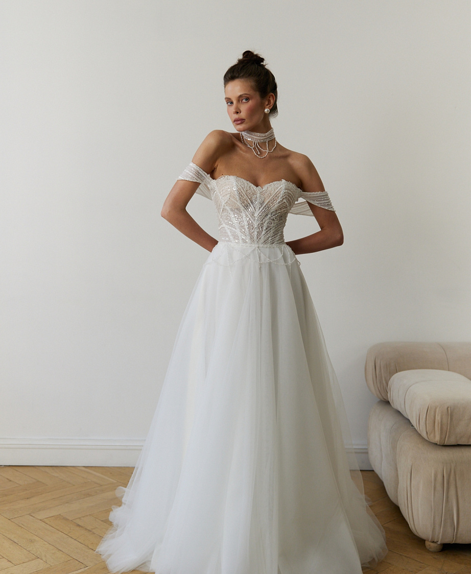 Нежное свадебное платье с чокером фото