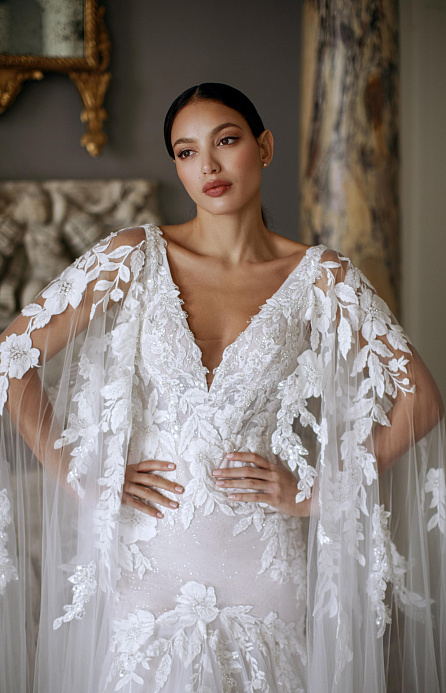 Кружевное свадебное платье со съемными крыльями фото