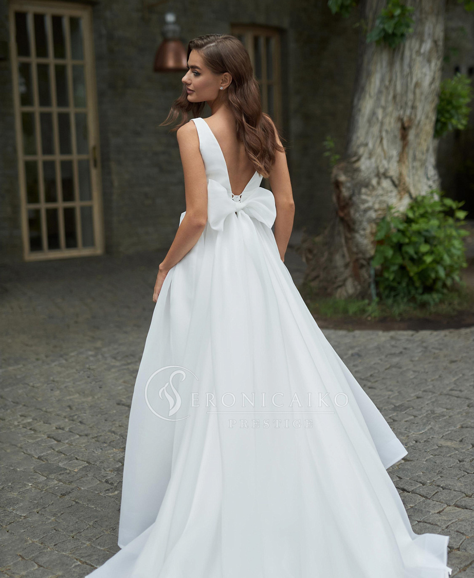Легкое свадебное платье из шифона с v-вырезом фото
