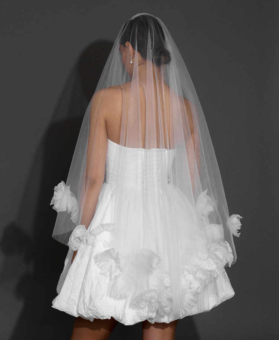 Стильное короткое свадебное платье из тафты фото