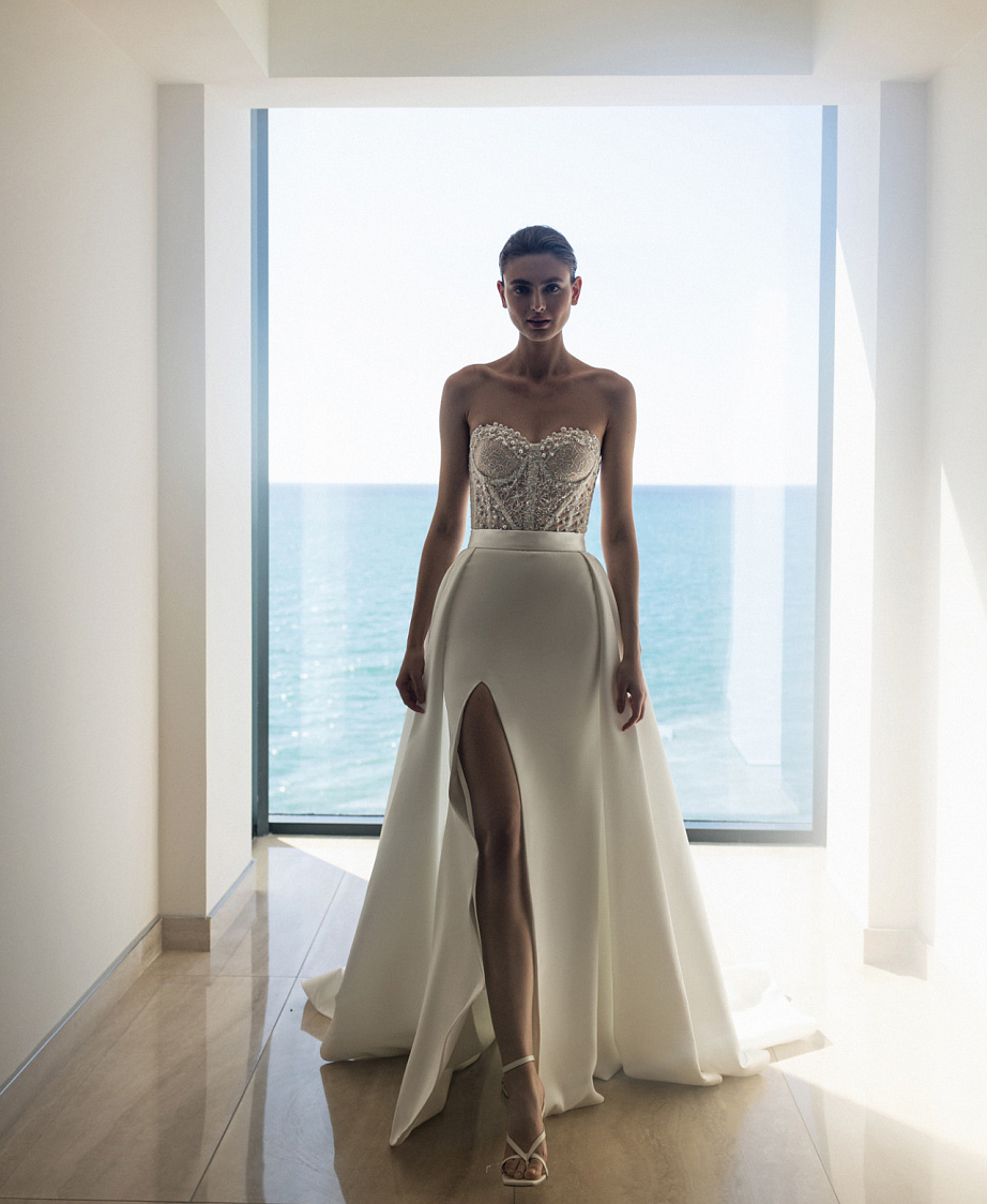 Свадебное платье с атласной юбкой и жемчужным корсетом фото