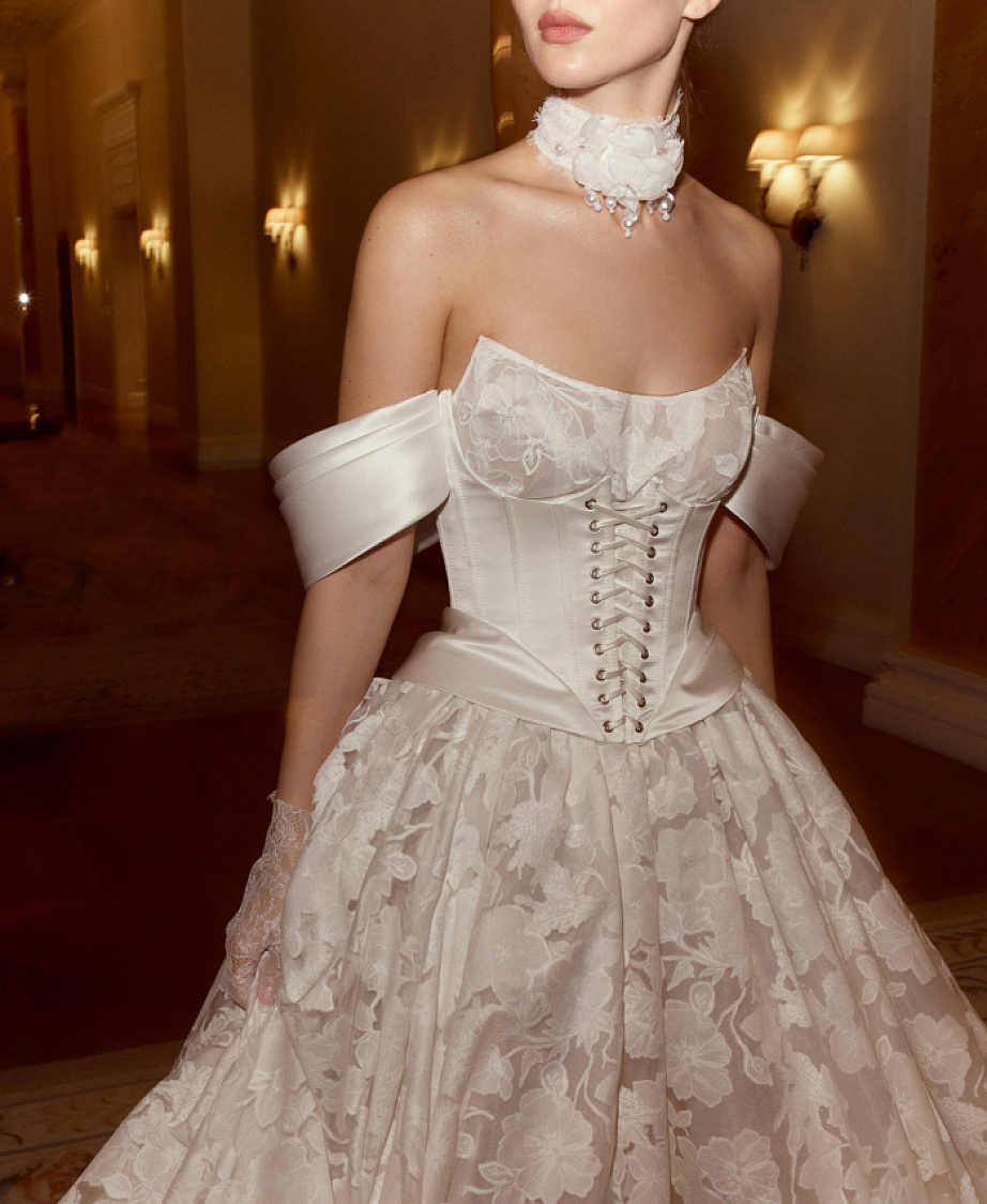 Роскошное свадебное платье из авторского кружева фото