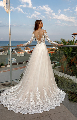 Свадебное платье с красивым шлейфом