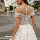 Блестящее свадебное платье с роскошным шлейфом фото